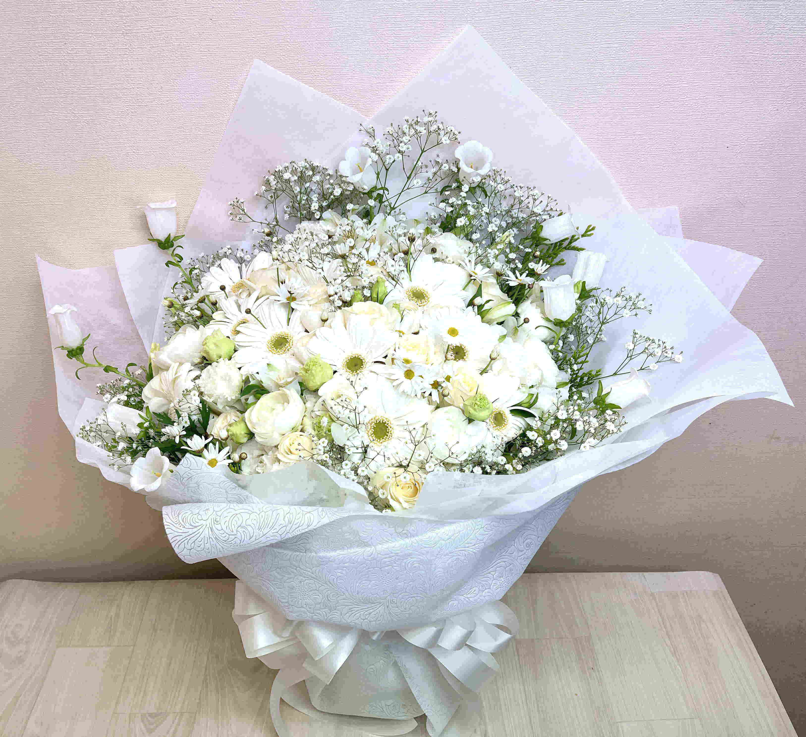 両手いっぱいの大きな花束