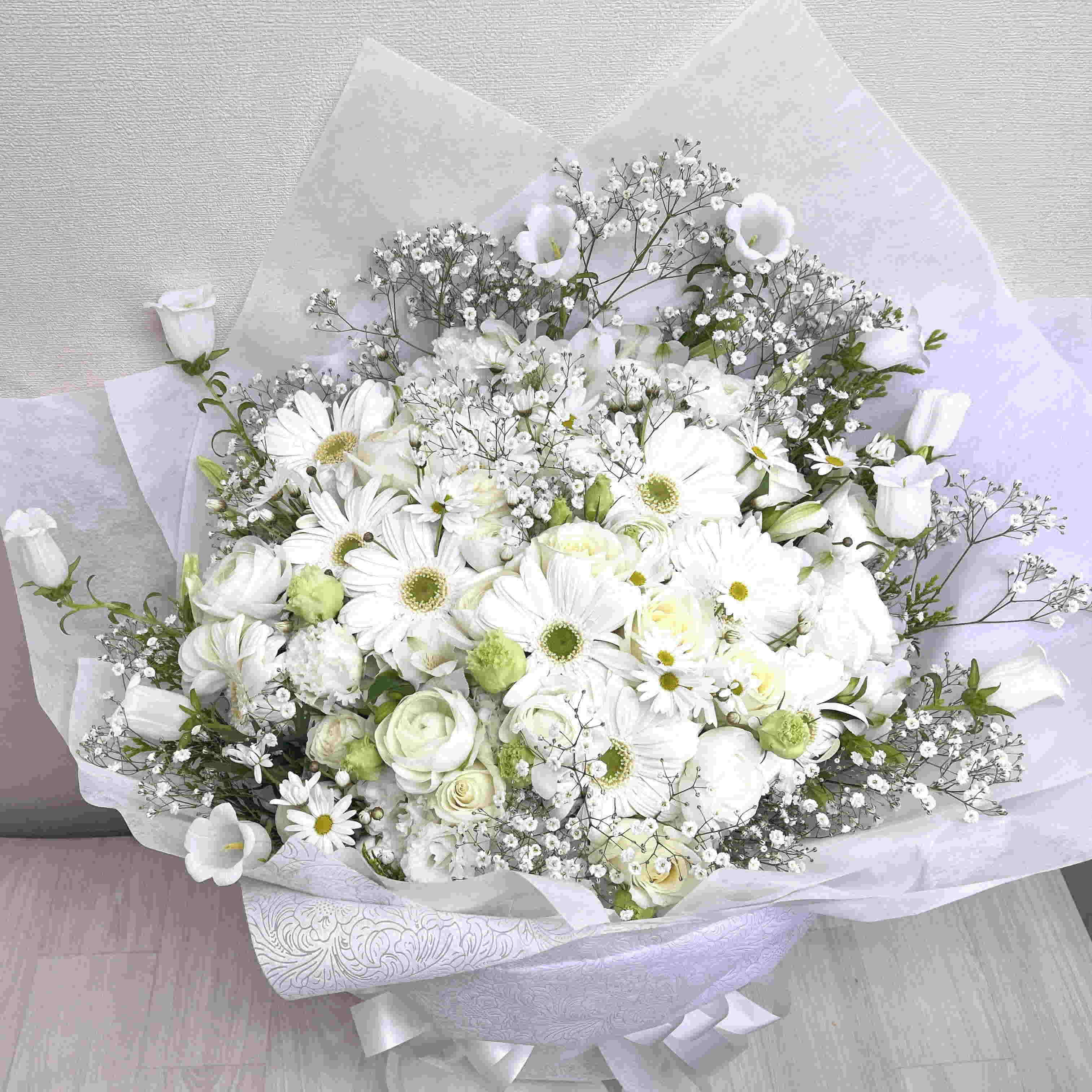 両手いっぱいの大きな花束