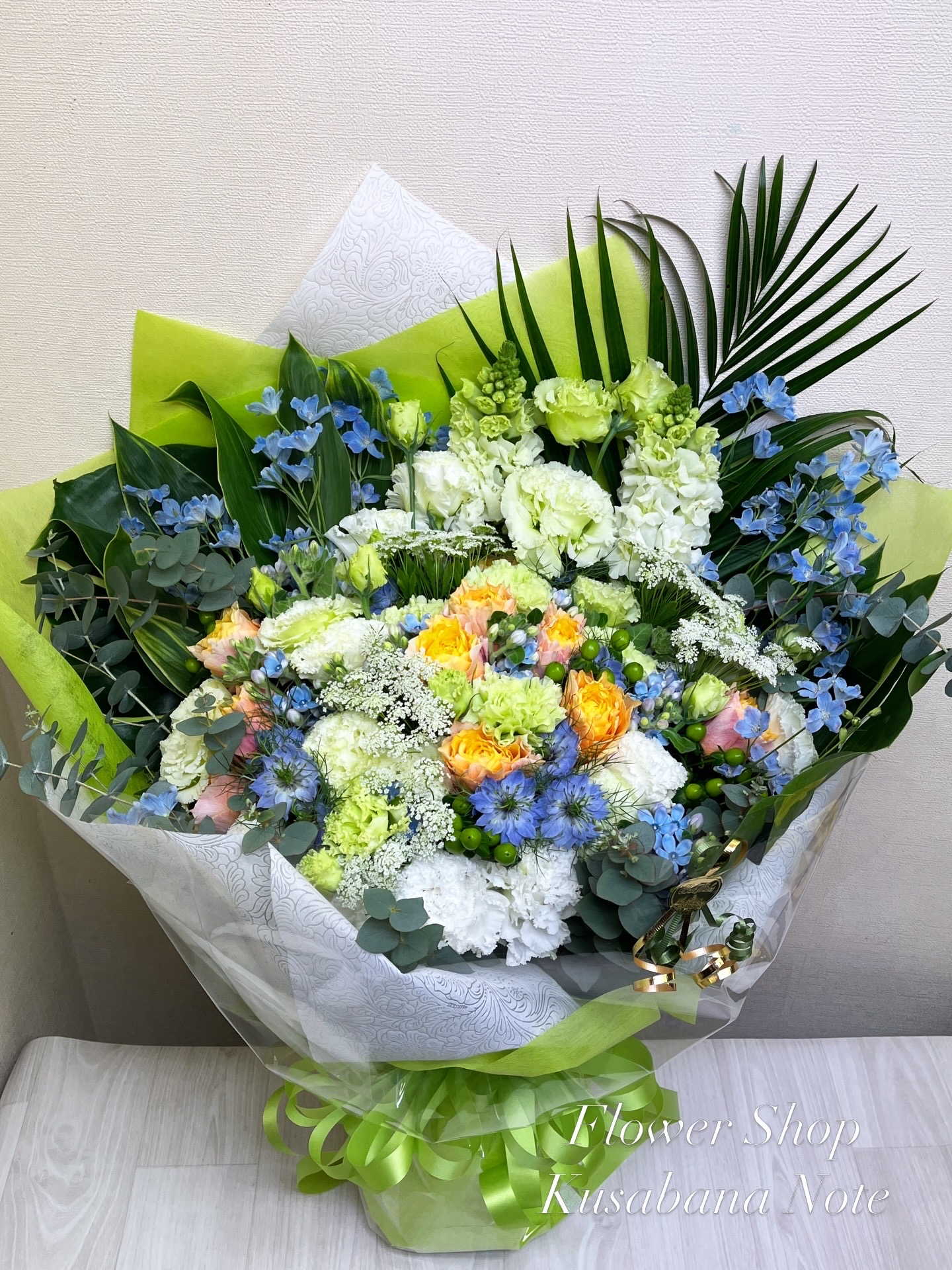 両手いっぱいの大きな花束
