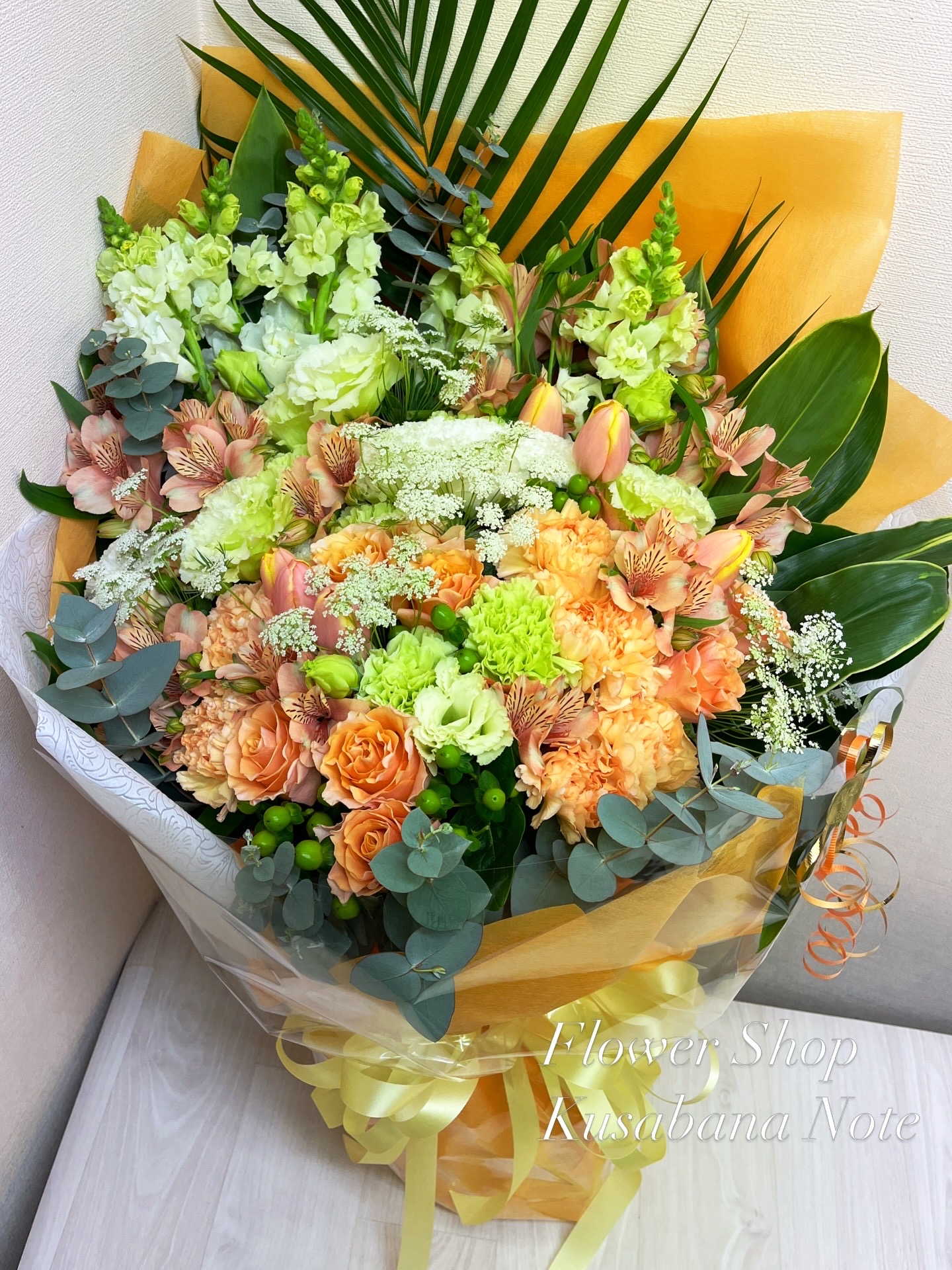 両手いっぱいの大きな花束
